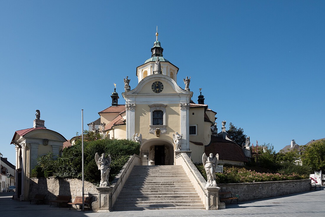 Barocke Kirche mit Kuppel und großer Stiege zum Eingang