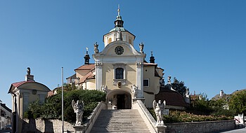 Barocke Kirche mit Kuppel und großer Stiege zum Eingang