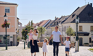 Eine Familie spaziert in der Fußgängerzone