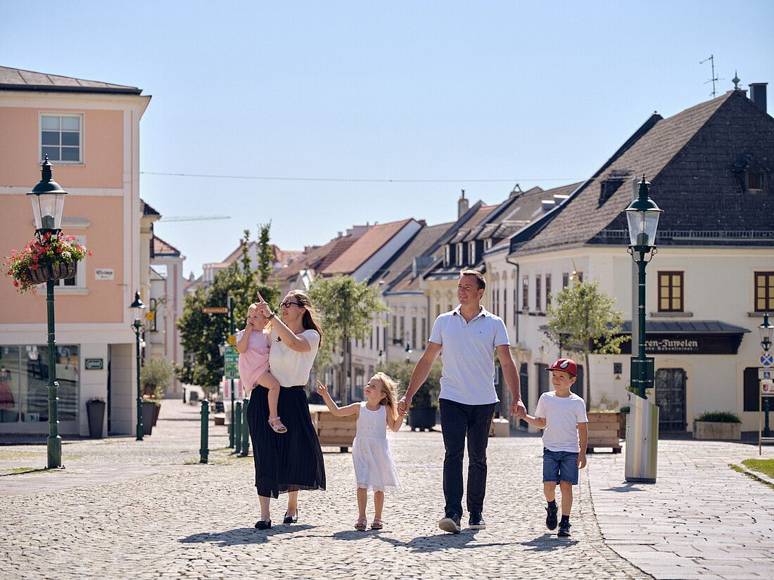 Eine Familie spaziert in der Fußgängerzone