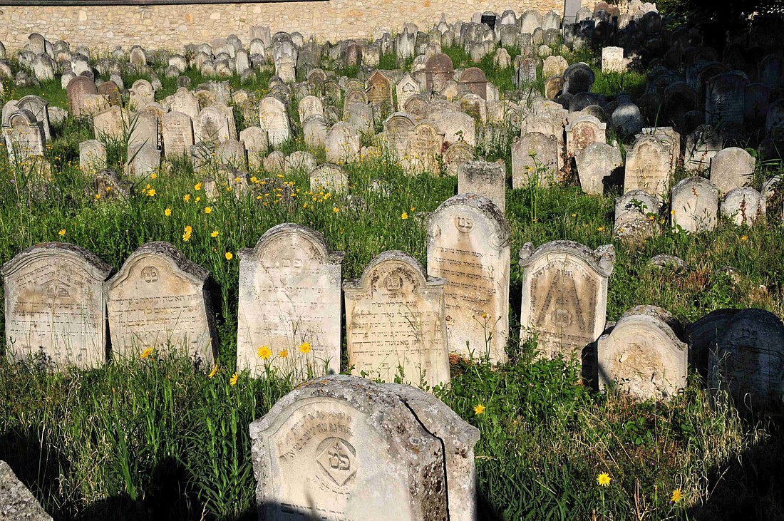 Grabsteine im alten jüdischen Friedhof in Eisenstadt