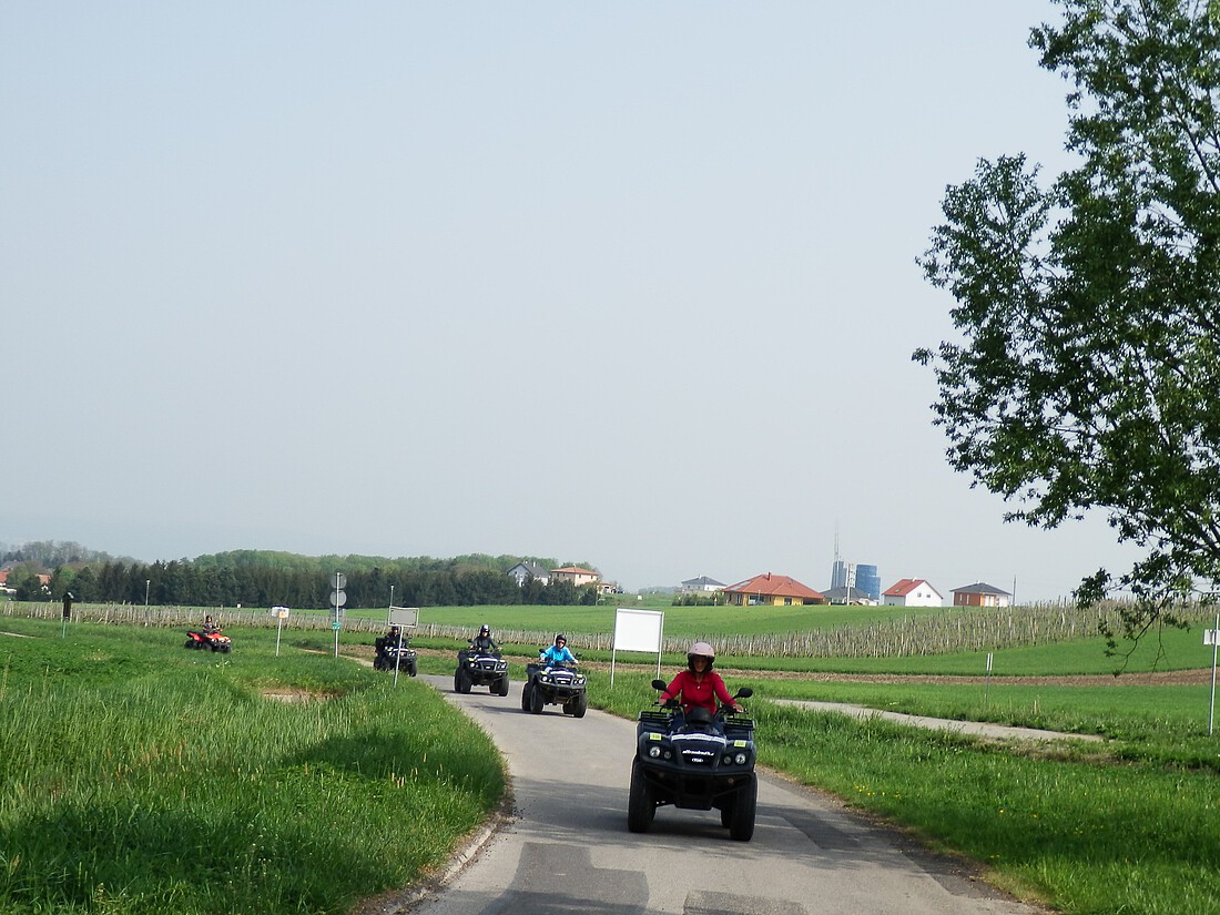 Personen fahren mit Quads auf der Straße