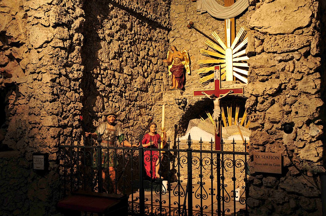 Mit Steinen ausgekleidete Grotte mit Darstellung des Grabes Jesu