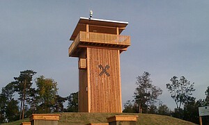 Hölzerner Aussichtsturm auf einer Waldlichtung