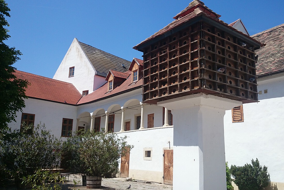 Taubenkobel im Hof der Cselley Mühle