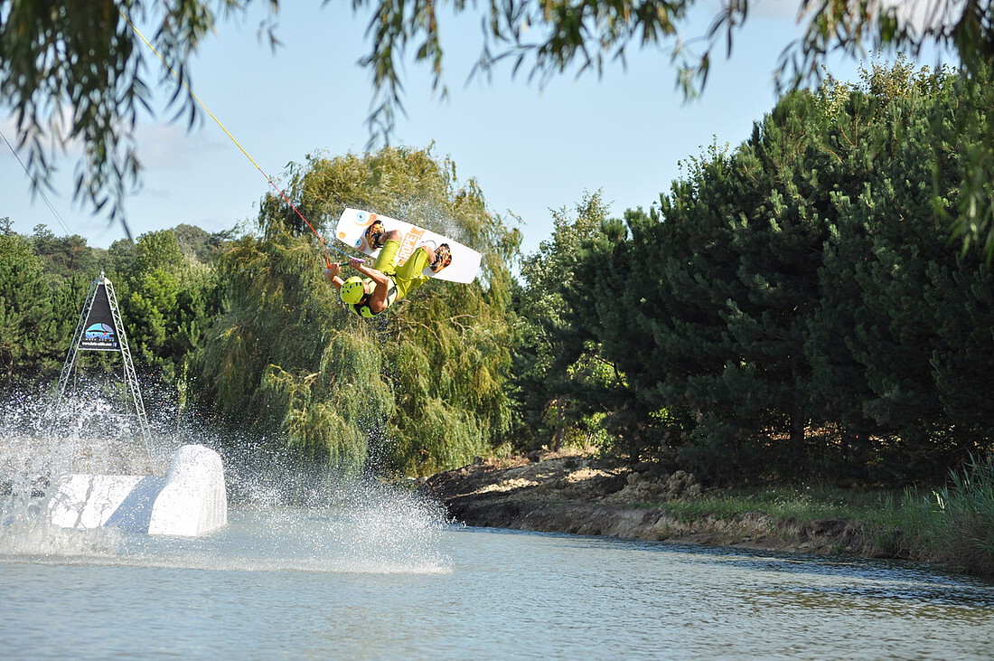 Teich mit Sprungschanze für Wakeboarder