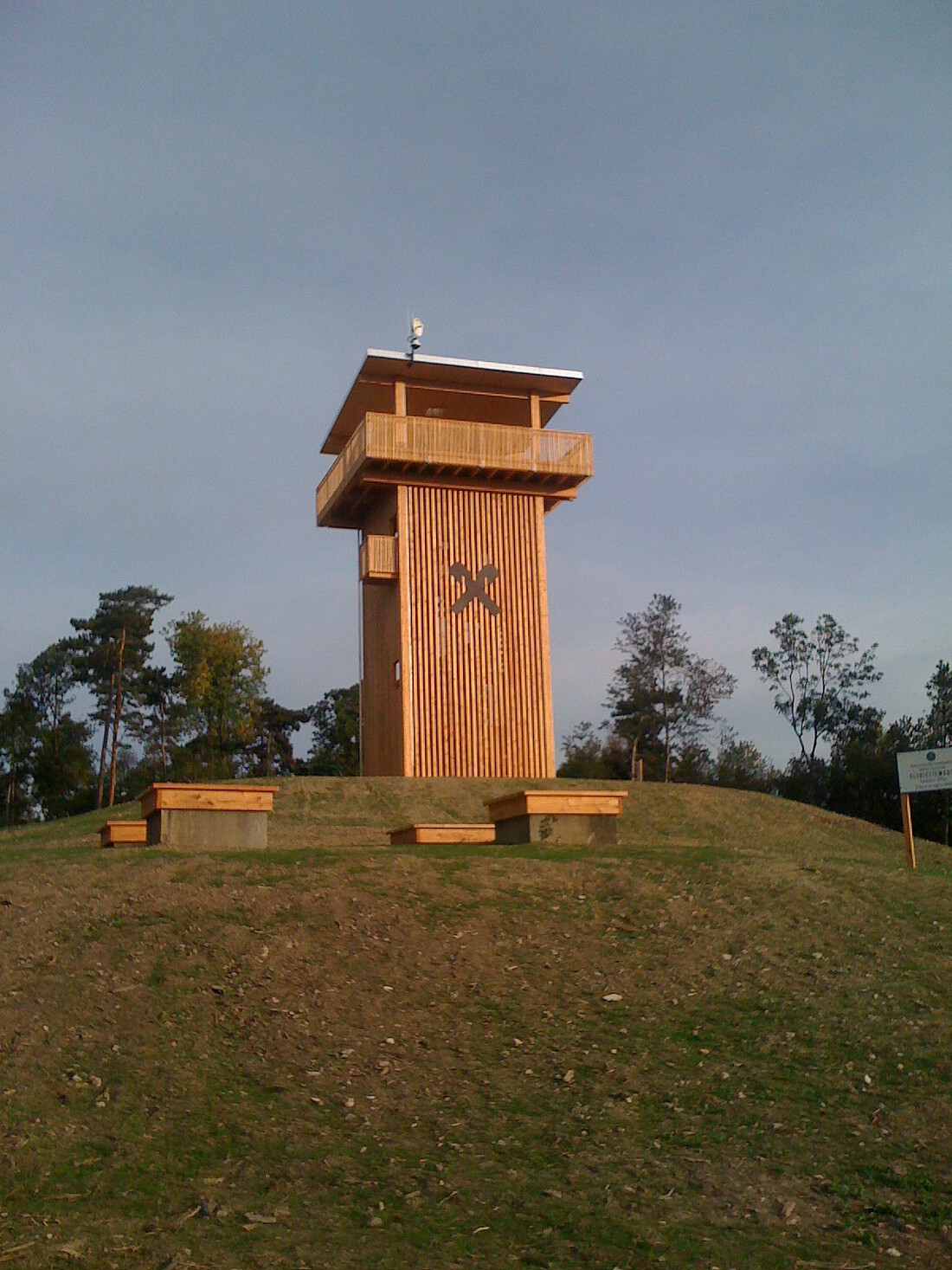 Hölzerner Aussichtsturm auf einer Waldlichtung