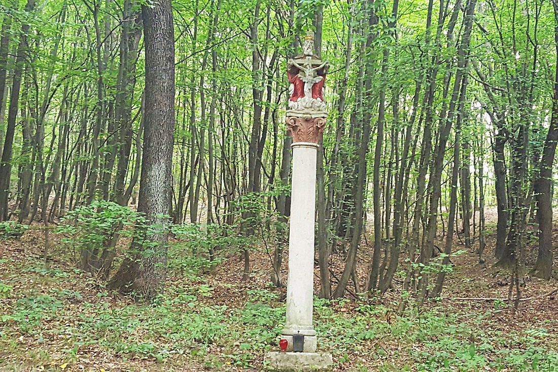 Weisse Dreifaltigkeitssäule mitten im Wald