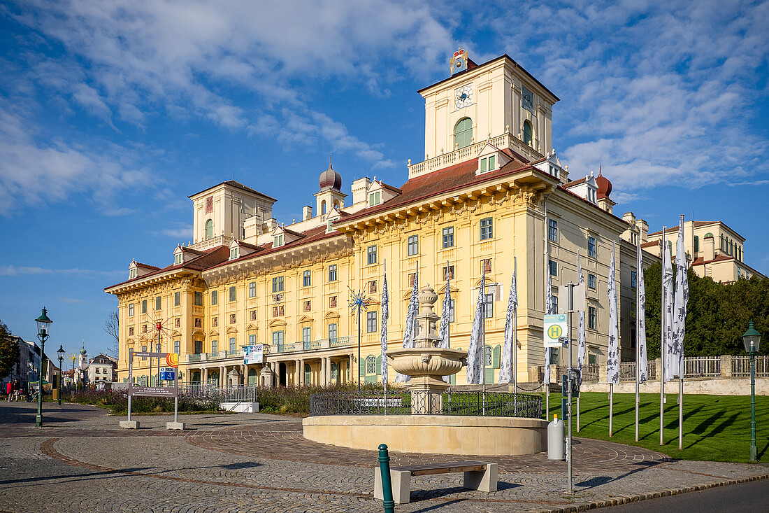 Schloss Esterhazy Frontalansicht mit Brunnen