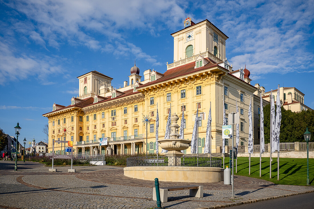 Schloss Esterhazy Frontalansicht mit Brunnen