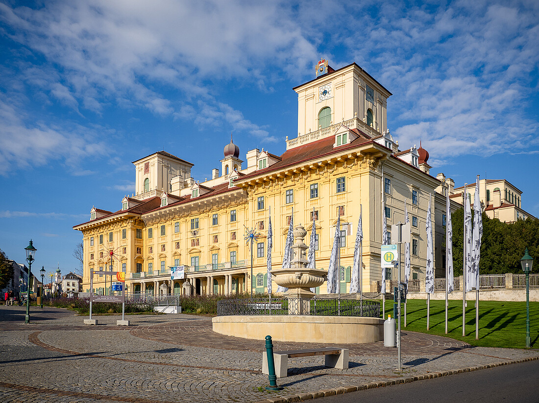 Schloss Esterhazy Frontalansicht mit Brunnen