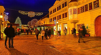 Weihnachtlich beleuchtete Straße am Abend