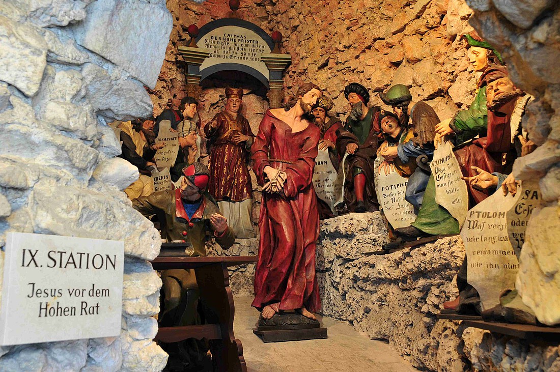 Mit steinen ausgekleidete Grotte mit lebensgroßen Figuren stellen die Passion Christi dar