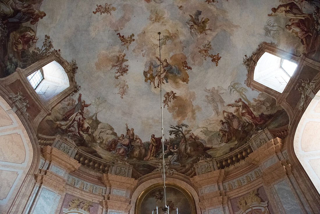 Kuppel einer Kirche mit barocker Malerei und zwei Dachfenstern