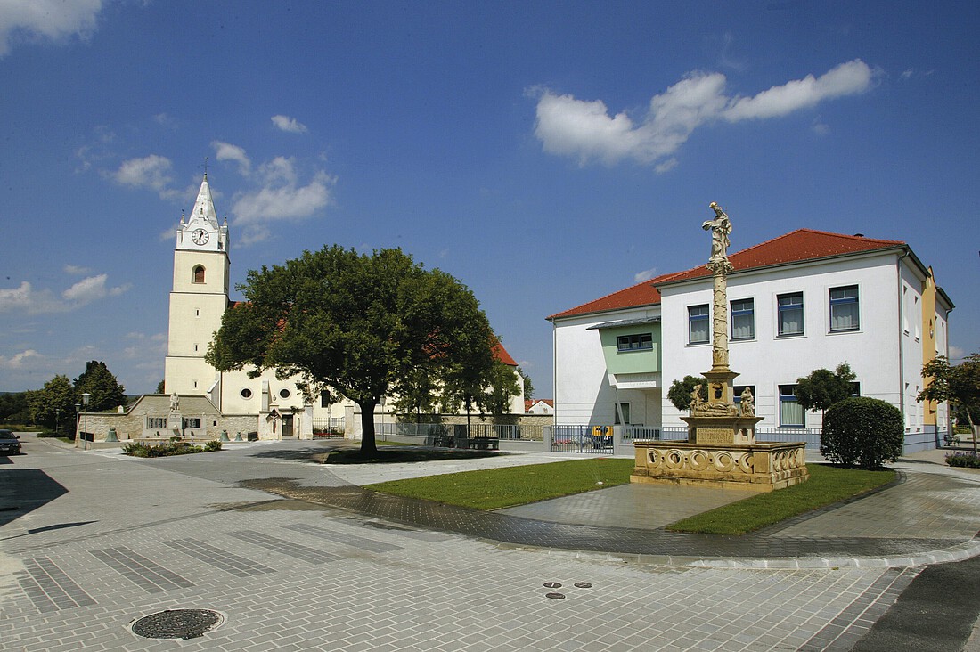 Platz vor der Kirche in der Gemeinde Oslip
