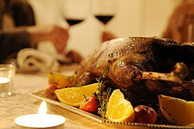 Gebratene Gans mit Orangen und Beilagen garniert.