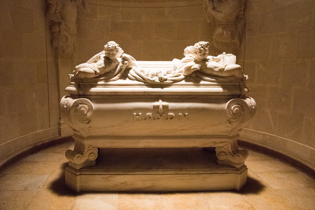 Weißer Marmor-Sarkophag mit Innschrift Joseph Haydn