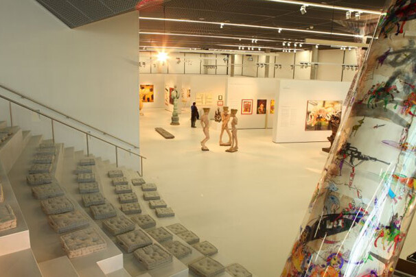 Ausstellungsraum mit Bildern in der Landesgalerie Burgenland