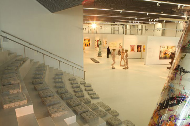 Ausstellungsraum mit Bildern in der Landesgalerie Burgenland