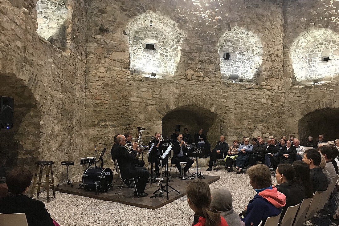 Brass-Ensemble in einem mittelalterlichen Turm mit Publikum