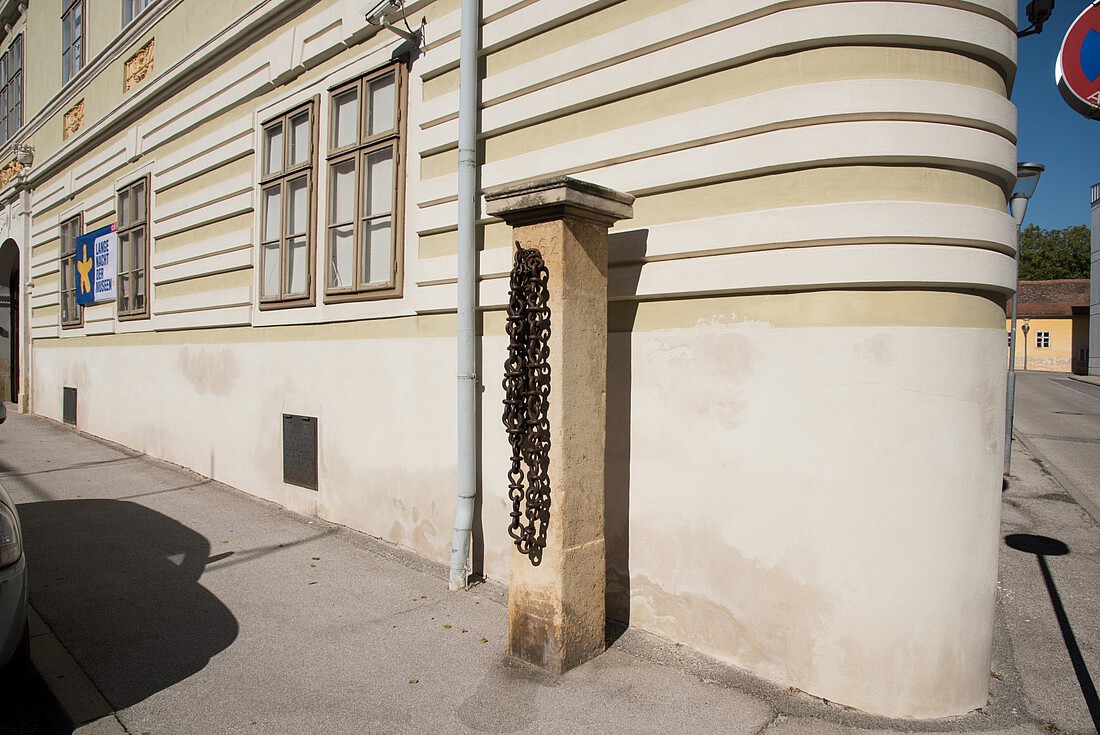 Eingang zum alten Jüdischen Viertel, Säule mit Sabbatkette