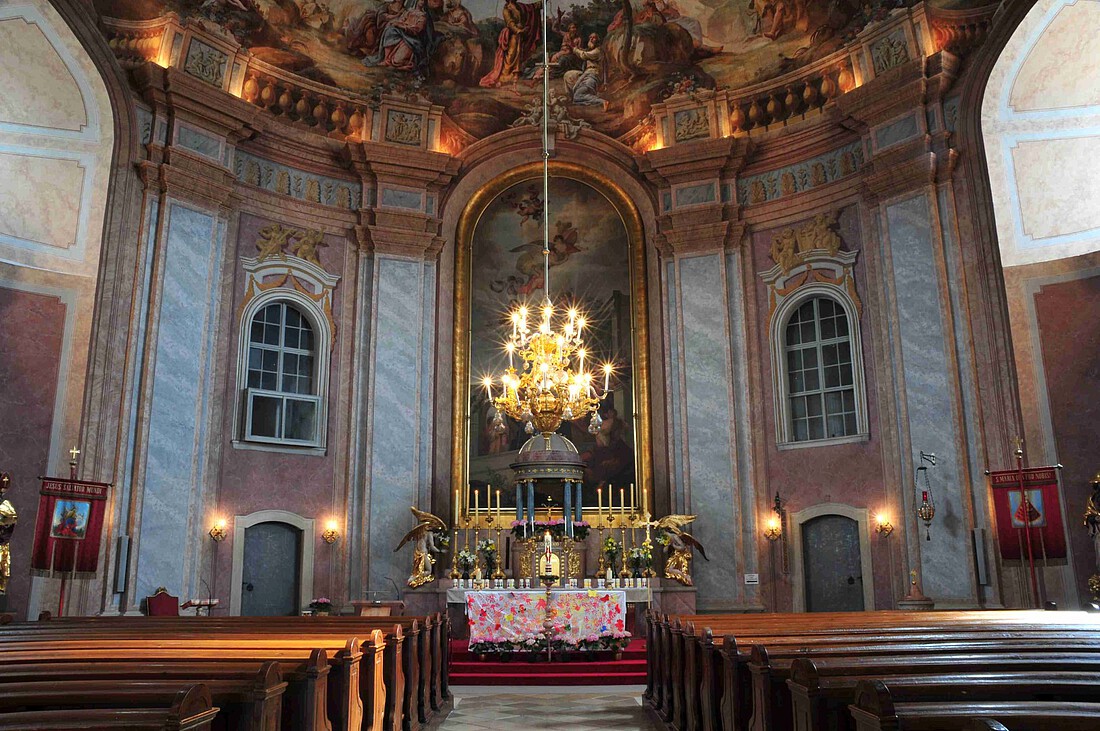 Halbrunder barocker Altarraum mit Hochaltarbild und Kronleuchter
