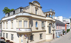 Historisches, großes Bürgerhaus, einstöckig mit Erker.