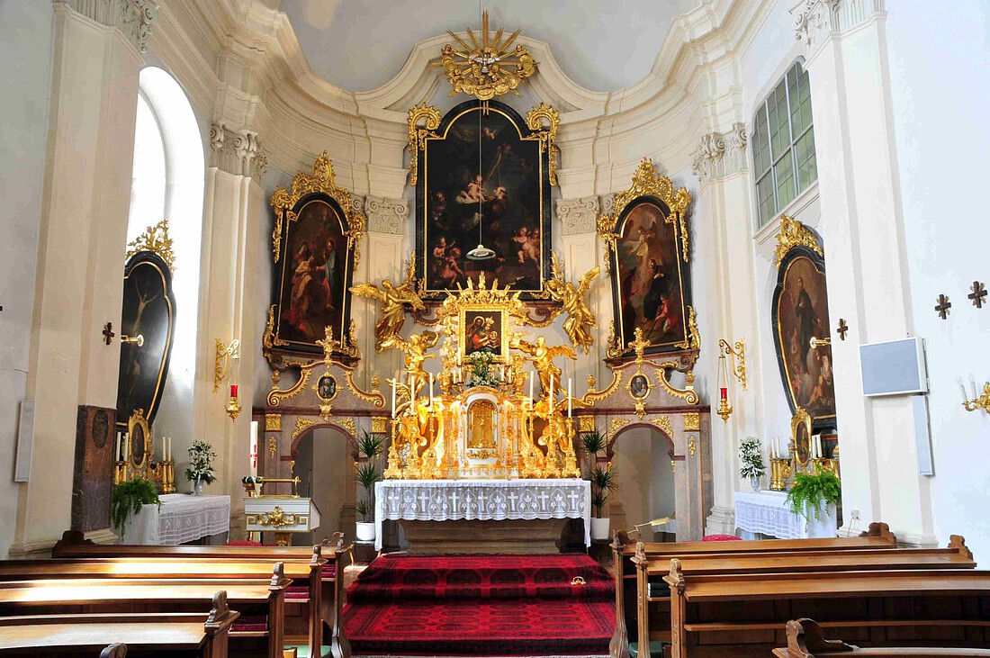 Barocker Innenraum einer kleinen Kirche mit goldenem Altar