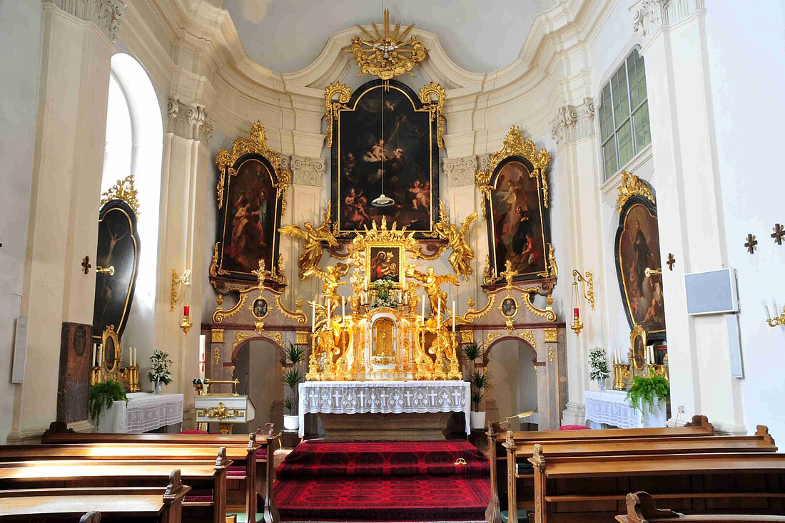Barocker Innenraum einer kleinen Kirche mit goldenem Altar