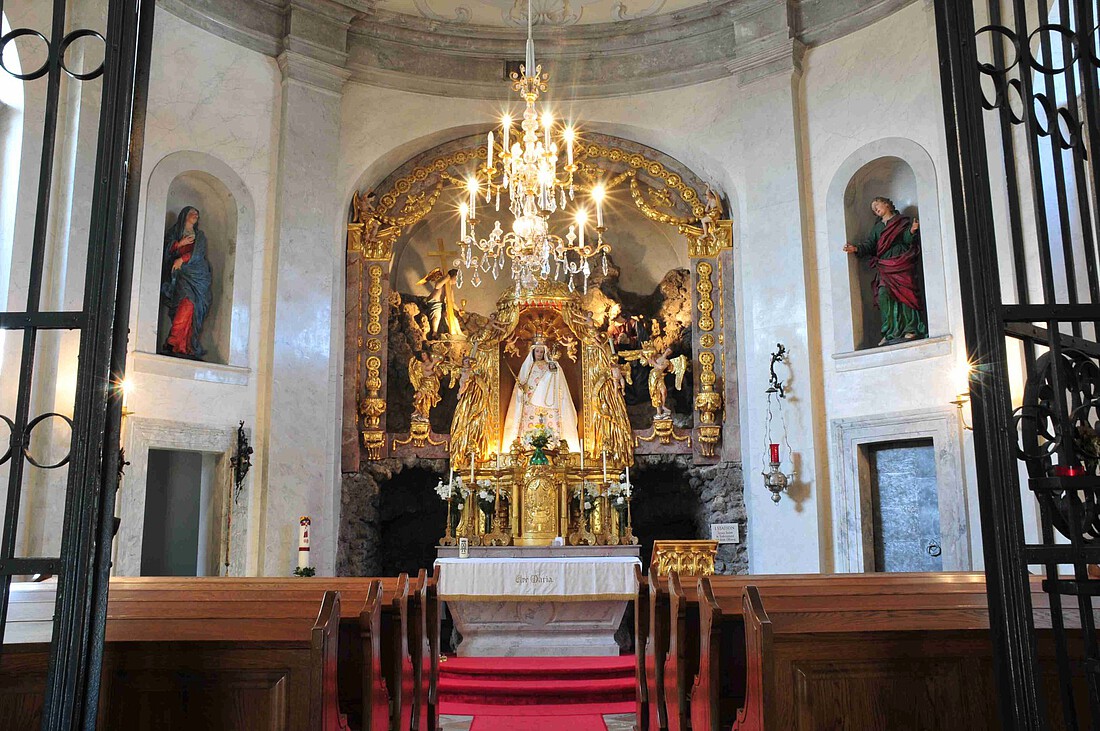 Kapelle mit Marienstatue auf goldenem Altar und Heiligenfiguren