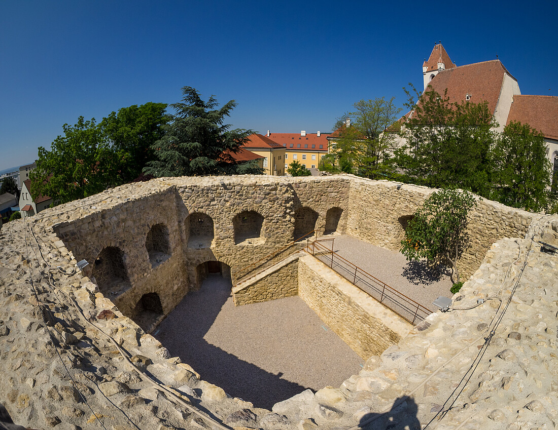 Oben offener Pulverturm aus dem 16. Jahrhundert mit Dom zu Eisenstadt im Hintergrund