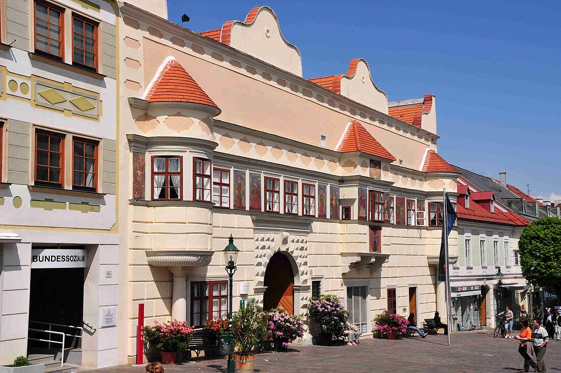 Historisches Haus mit drei Erkern und Fresken an der Fassade