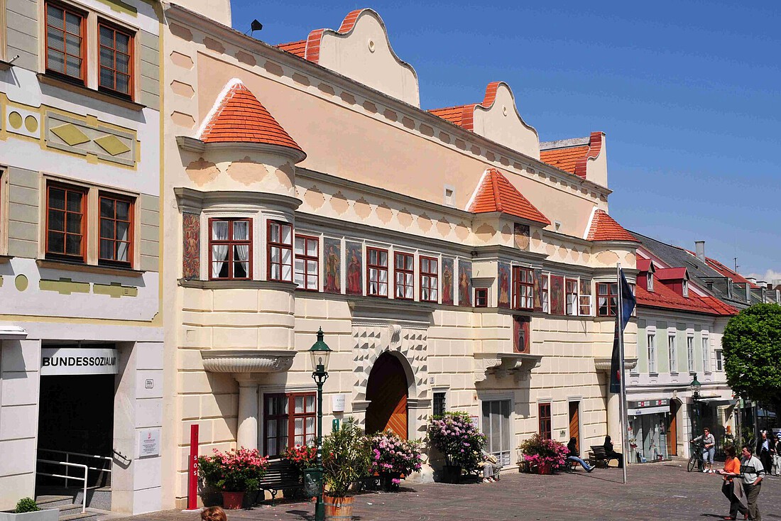 Historisches Haus mit drei Erkern und Fresken an der Fassade