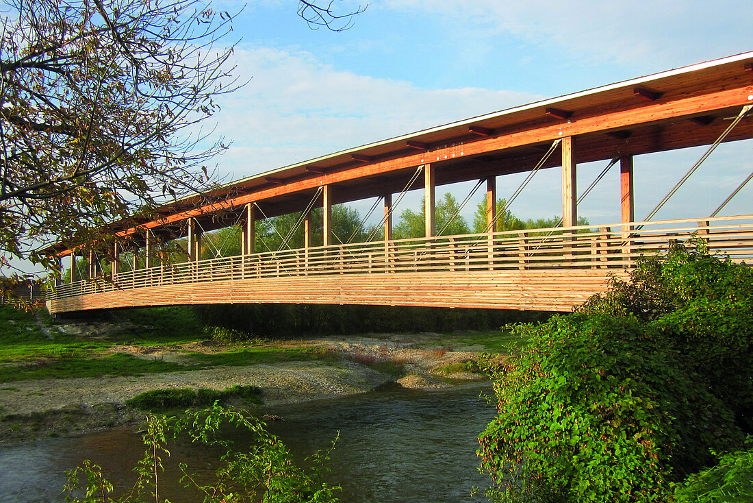 Hölzerne, überdachte Brücke über einen kleinen Fluss