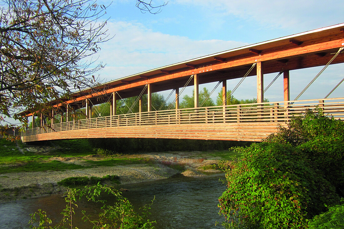 Hölzerne, überdachte Brücke über einen kleinen Fluss