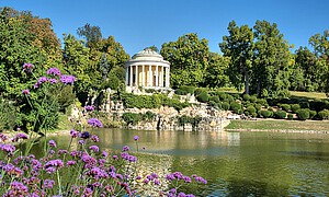 Leopoldinentempel  mit Teich davor