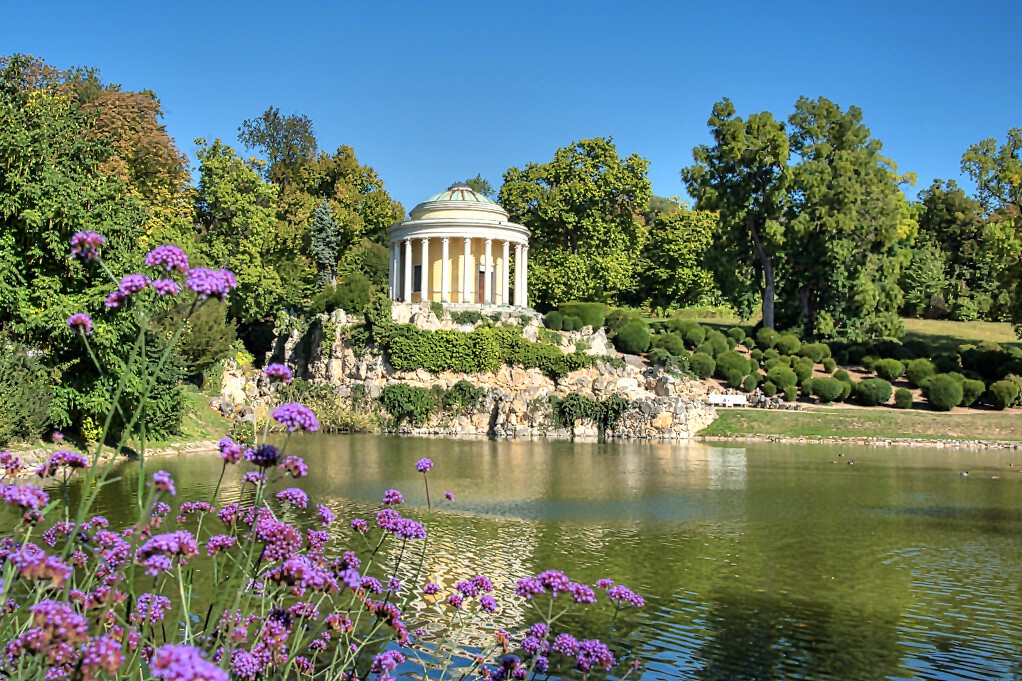 Leopoldinentempel  mit Teich davor