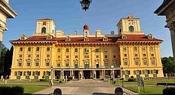 Gelbes Barockschloss mit zwei Ecktürmen