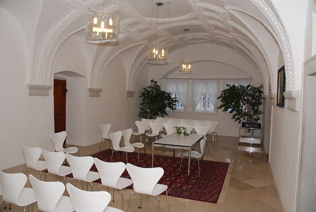 Trauungssaal im Rathaus Eisenstadt für eine Hochzeit dekoriert