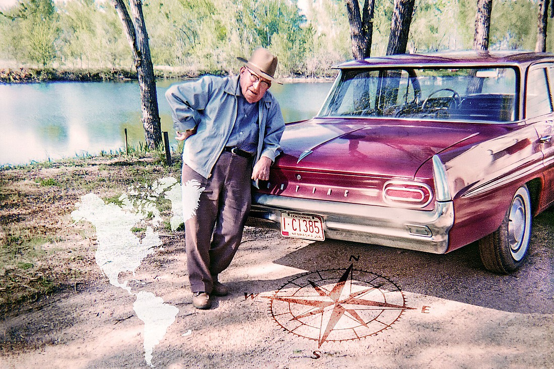 Ein älterer Mann mit einem Stetson steht vor einem großen, roten amerikanischen PKW.
