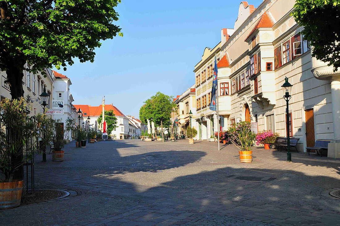 Breite autofreie Straße mit barocken Bürgerhäusern