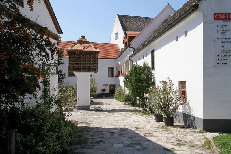 Innenhof der Cselley Mühle mit dem Taubenkobel