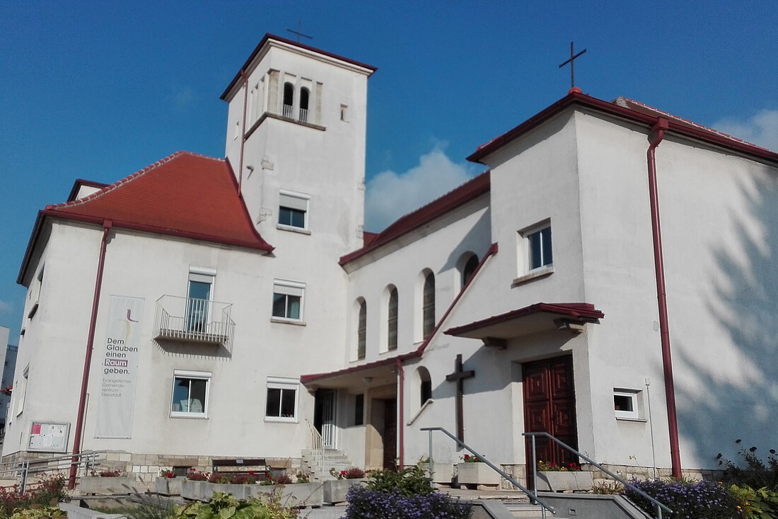 Kleine, schlichte, weiße Kirche im Baustil der 1930er Jahre