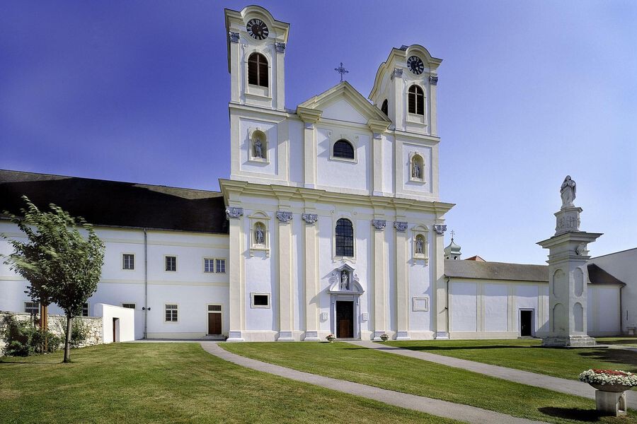 Weiße Kirche mit zwei Türmen und Dachgiebel