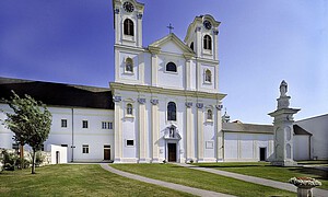 Weiße Kirche mit zwei Türmen und Dachgiebel