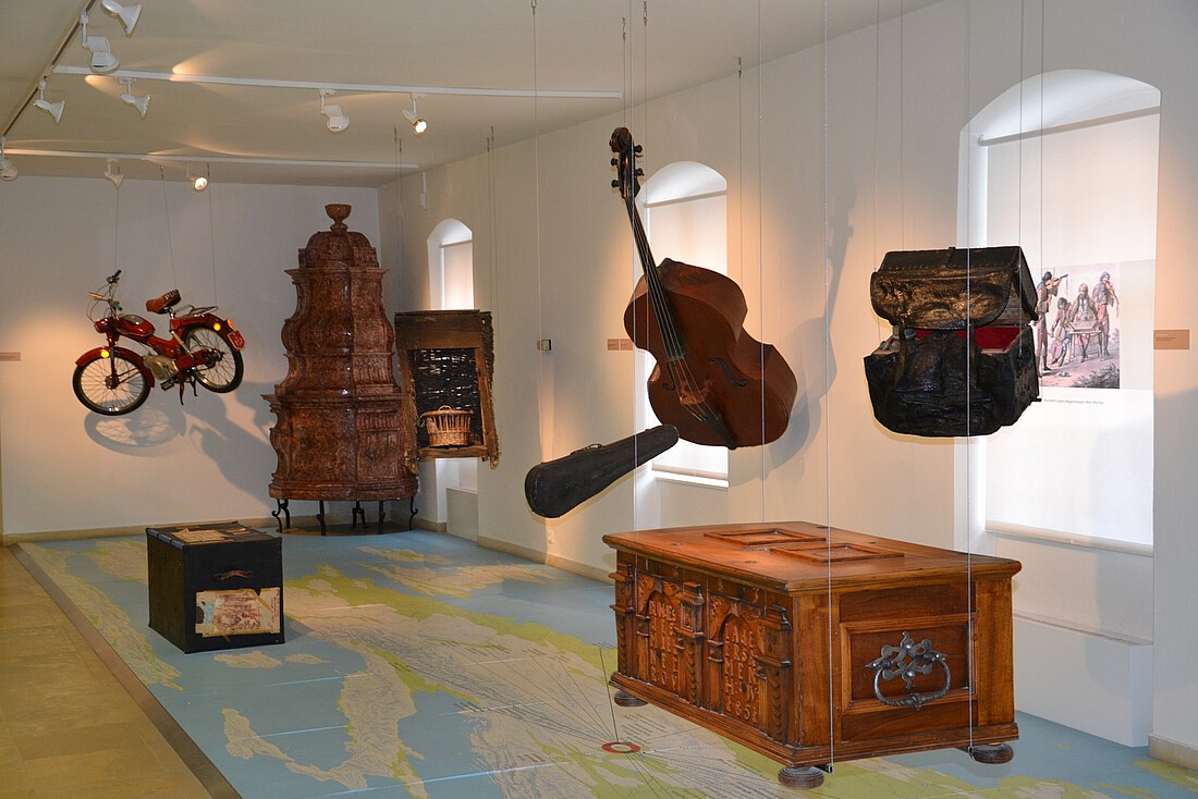 Raum in einem Museum mit Musikinstrumenten und einem alten Motorrad.