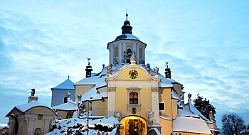Haydnkirche und Gnadenkapelle Eisenstadt © Peter Opitz Barocke Kirche mit großem Stiegenaufgang im Schnee