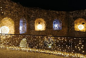 Mittelalterliche Stadtmauer mit Weihnachtsbeleuchtung dekoriert.