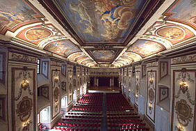 Großer Konzertsaal mit bunten Decken- und Wandfreskos