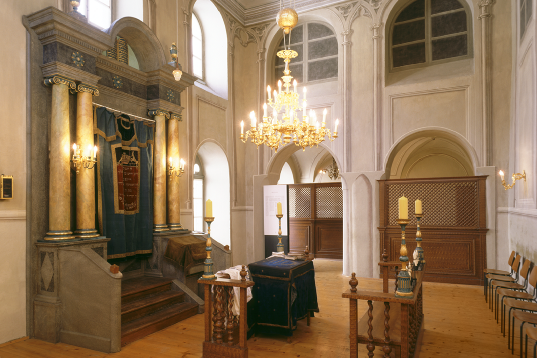 Kleine Synagoge mit Thoraschrein, Bänken und Kristallluster